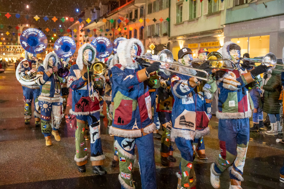 Farbenfrohes und lautes Guuggertreffen der Schlössliruugger im Schneegestöber