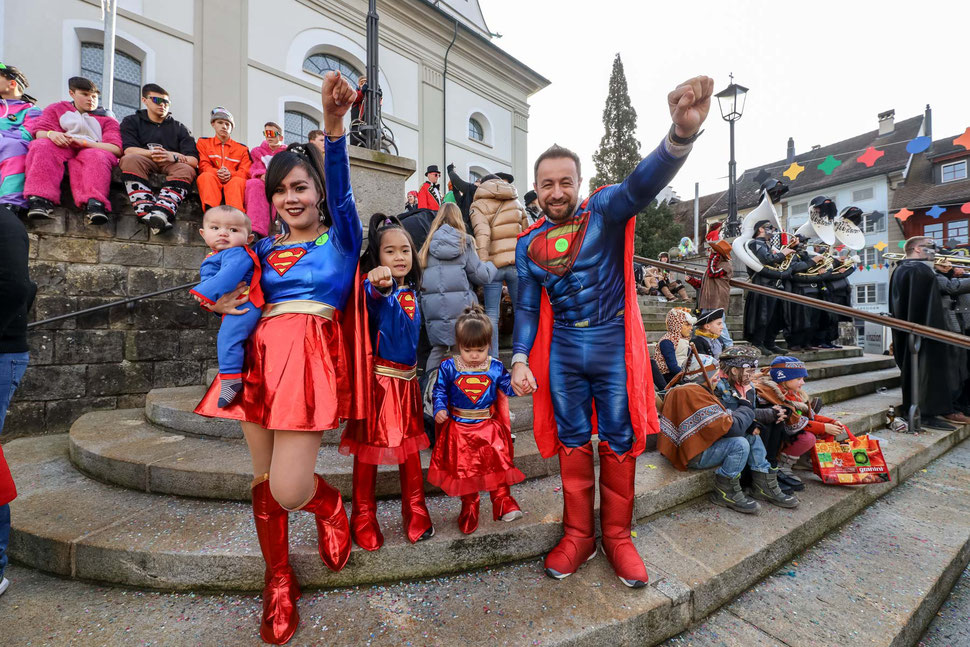 Eine superstarke Familie landet auf der Kirchentreppe