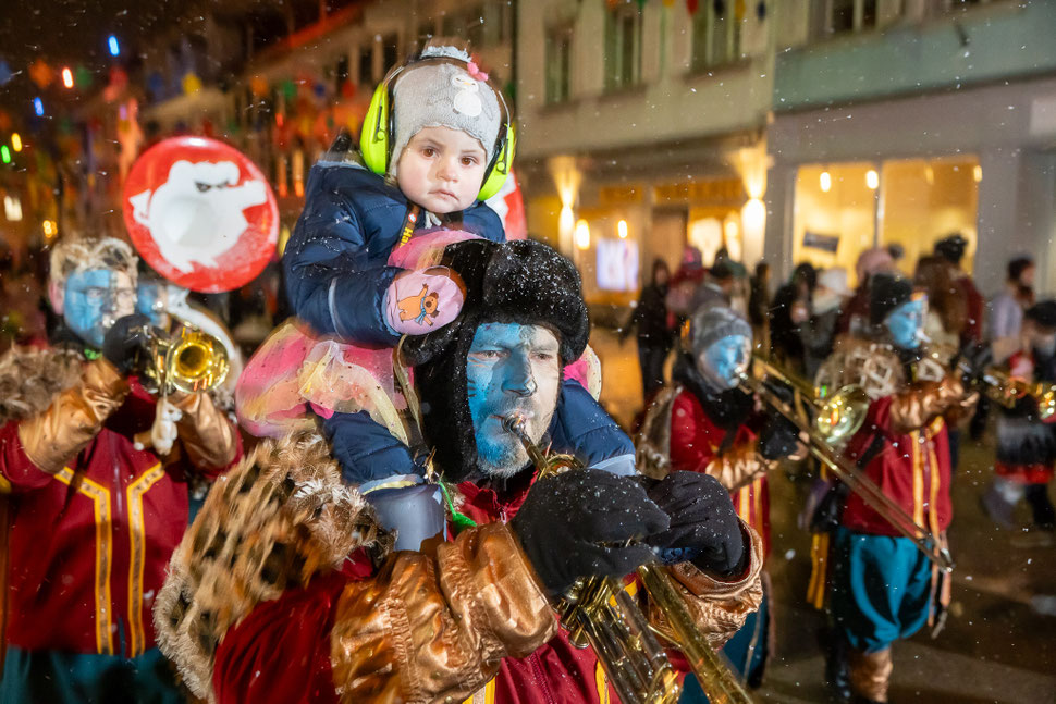 Farbenfrohes und lautes Guuggertreffen der Schlössliruugger im Schneegestöber