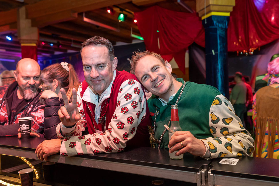 Glückseligkeit an der langen Bar: Oli und Stefan