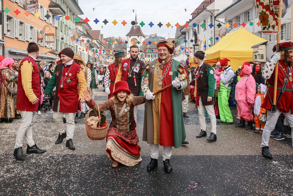 Anita und Rainer Thüer, Zunftmeister, mit ihrer Entourage