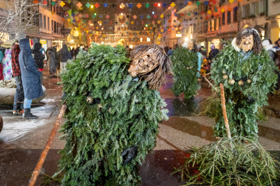Farbenfrohes und lautes Guuggertreffen der Schlössliruugger im Schneegestöber