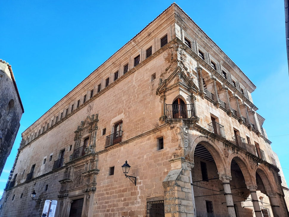 Palais de los Carvajal Vargas avec un superbe balcon d'angle, spécialité locale pour pouvoir craner sur deux rues à la fois 😉