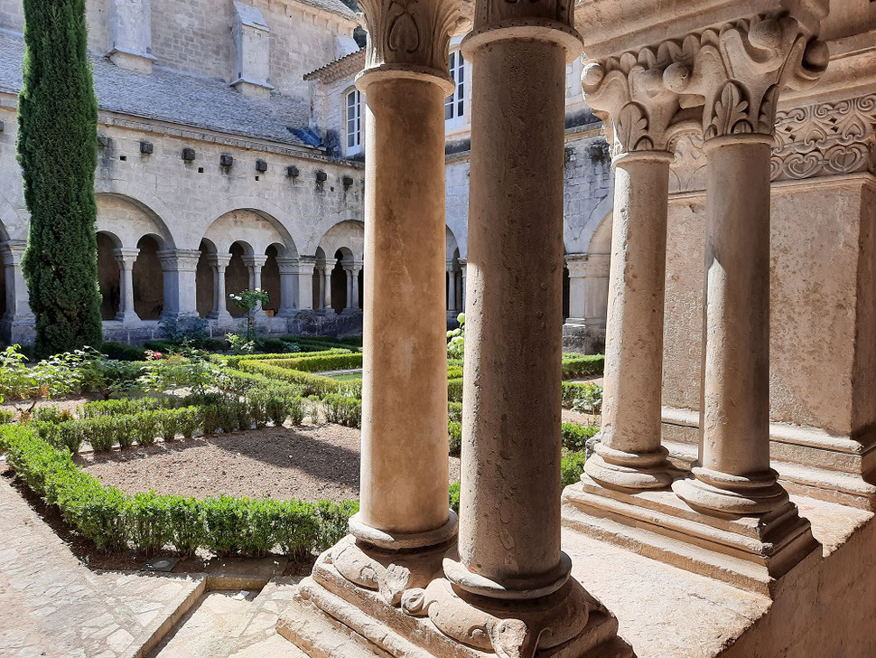 Cloître de l'abbaye de Sénanque