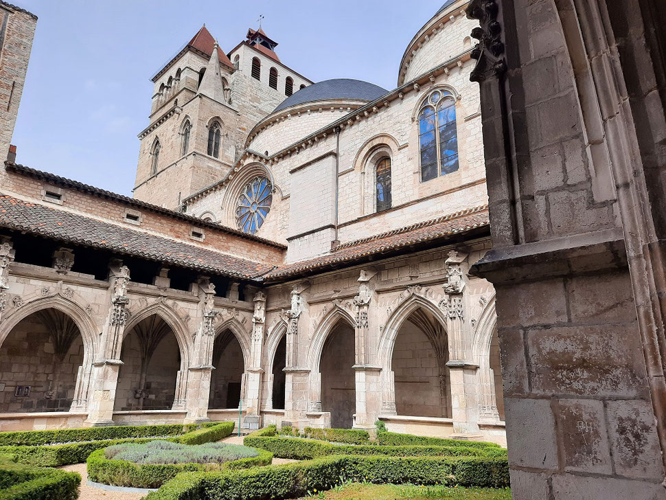 Du cloître, on voit bien les deux coupoles qui couvrent la cathédrale