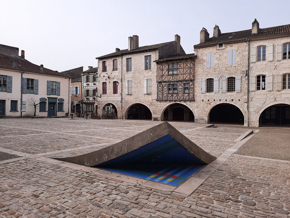 La place de Cornières avec ce coin relevé réalisé en 1987 par le céramiste J. Buchloltz qui est une vraie réussite !