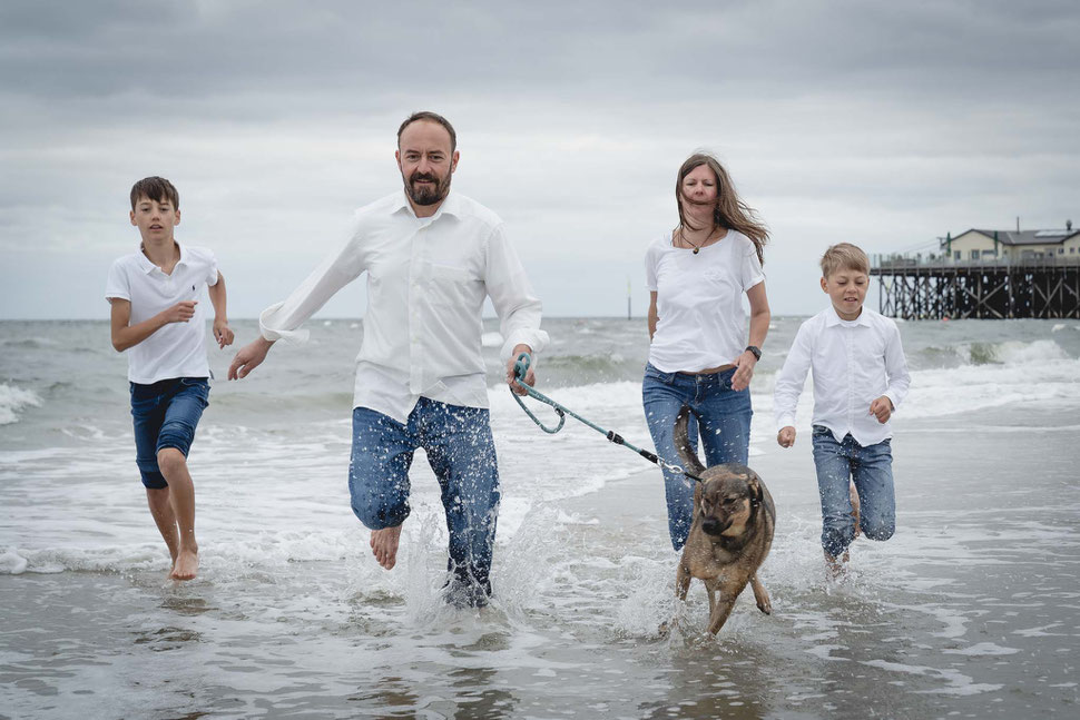 Fotograf in der Nähe, Familie am Strand, Familie mit Hund am Strand, Fotograf St Peter Ording, Familien Fotoshooting, Strandbar 54 Grad Nord, Strand Sankt Peter-Ording, Hochwasser am Strand, Familie in der Nordsee