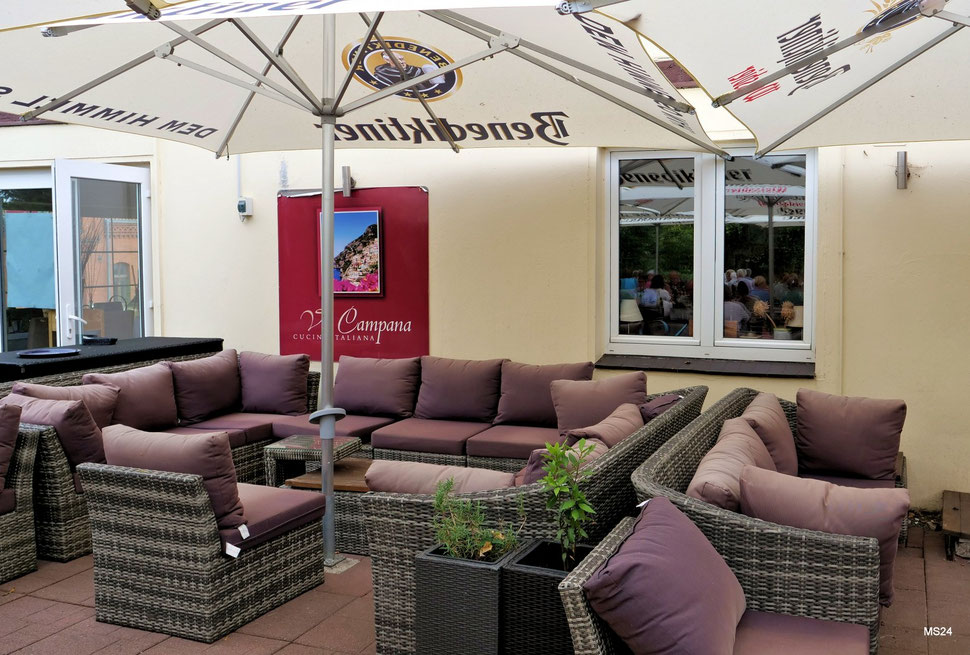 Lounge-Bereich im Via Campana Biergarten