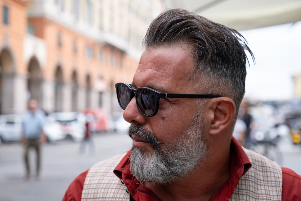 Ritratto di famiglia sorridente nei caruggi di Genova, fotografia autentica e spontanea