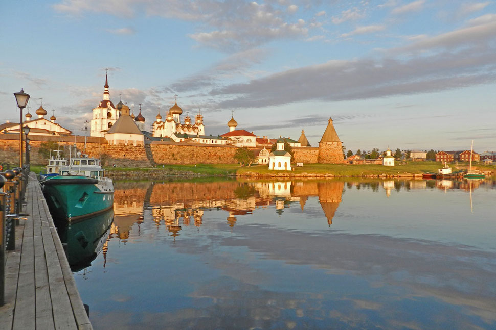 Abends am Hafen des Solowezki-Klosters Соловки порт вечером