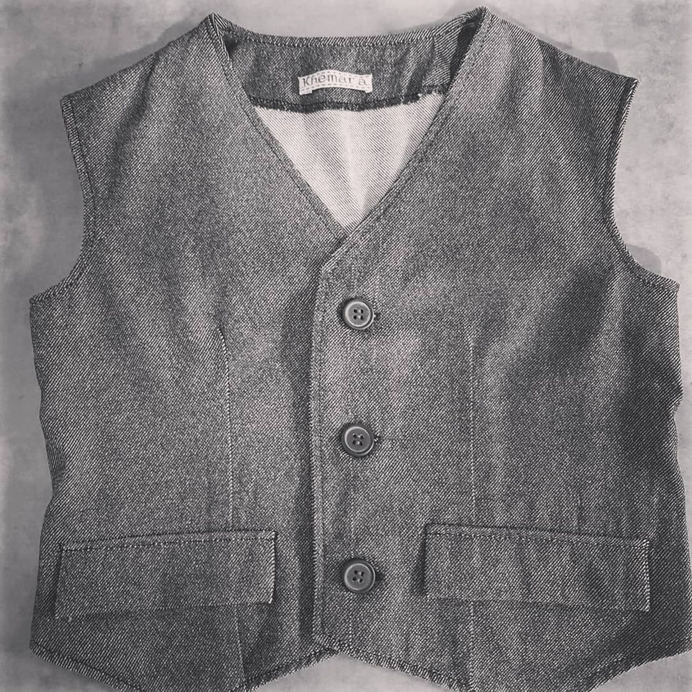 gilet enfant personnalisé, coton gris chiné, boutons recyclés,fait par l'atelier Khemara Style