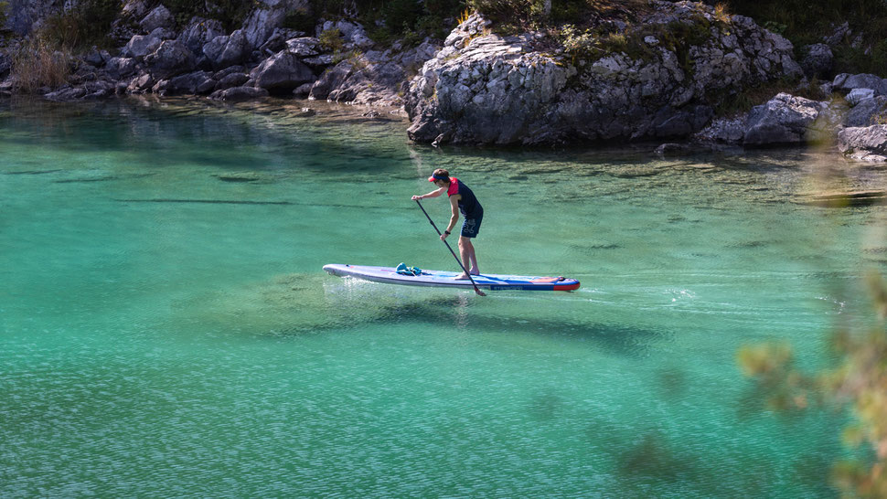 Stand-up-Paddling oder SUP auf dem traumhaften Eibsee an der Zugspitze
