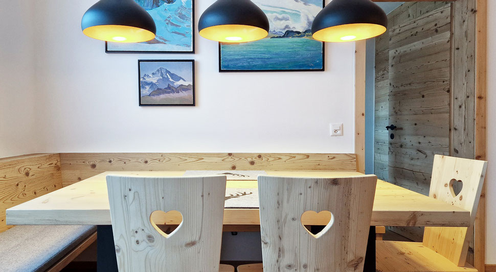 Tisch, Bank und Stühle der Schreinerei Bever AG