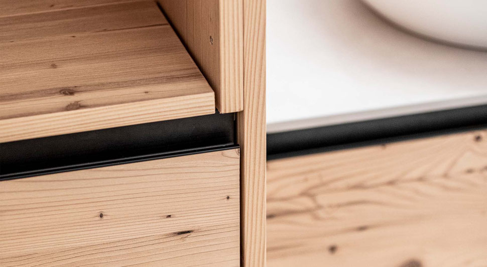 Regal der Schreinerei Bever AG