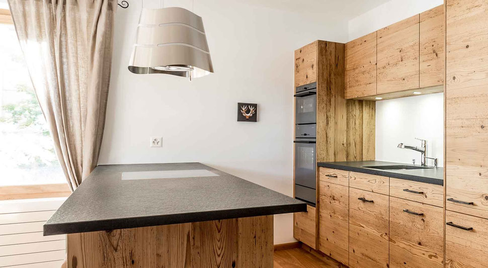 Dunstabzugshaube als Lampe, Schreinerei Bever AG