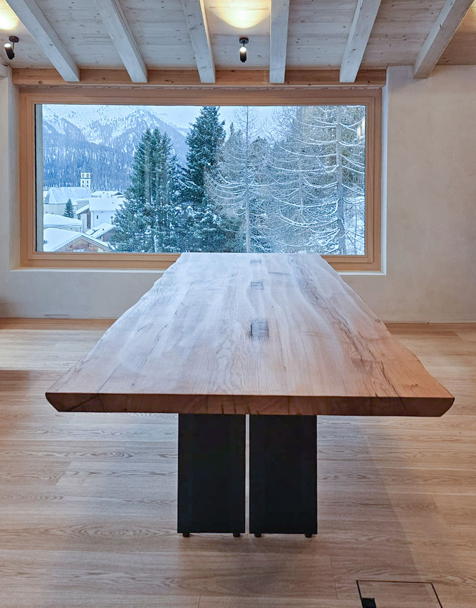 Massivholztisch der Schreinerei Bever AG