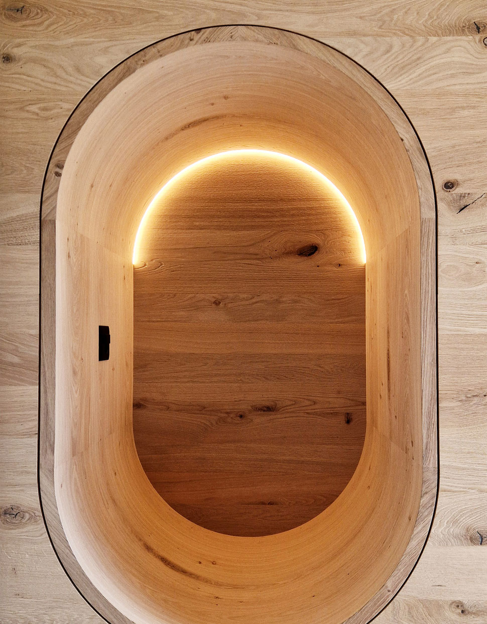 Holznische mit Beleuchtung der Schreinerei Bever AG