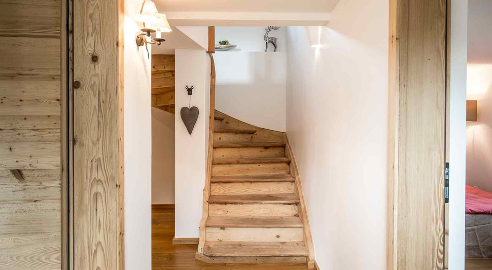 Treppe, Boden, Schrank der Schreinerei Bever AG