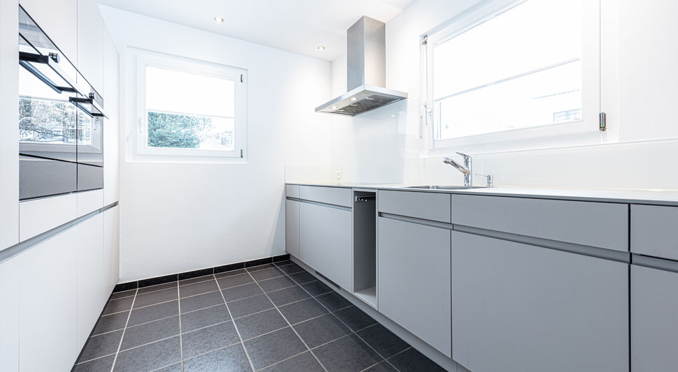 Schöne Küchenkomposition der Schreinerei Bever AG