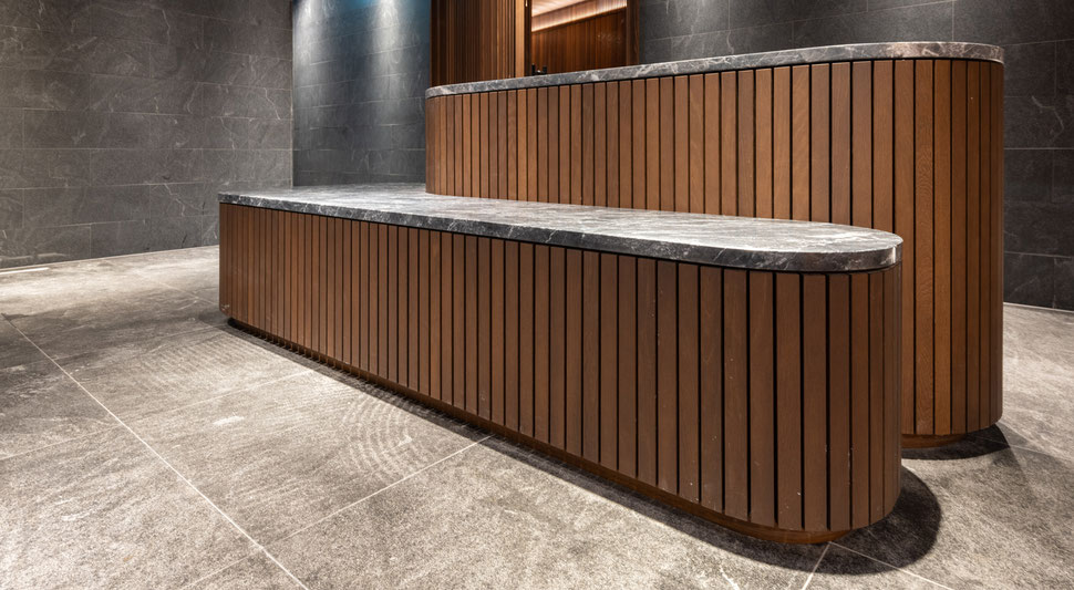 Wellnessablage der Schreinerei Bever AG im Wellnessbereich im Hotel Grace La Margna St. Moritz