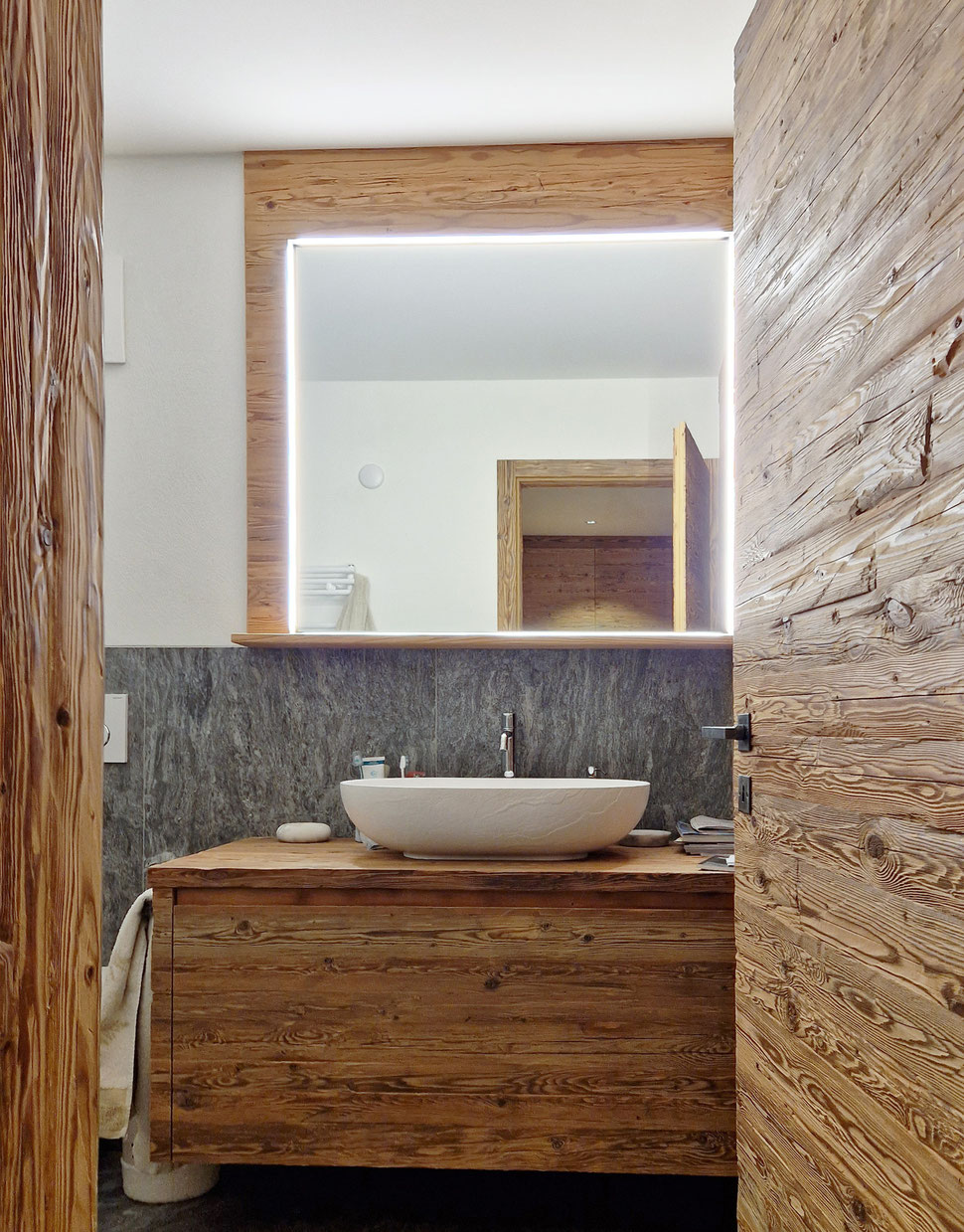 Badmöbel, Türen und Spiegel der Schreinerei Bever AG