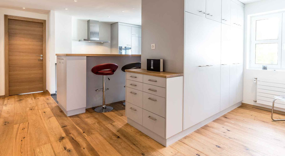Moderne Küche mit Stauraum, Schreinerei Bever AG