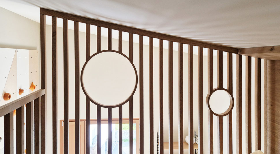 Wohnungsausbau, Holzgeländer für ein Hochbett der Schreinerei Bever AG.