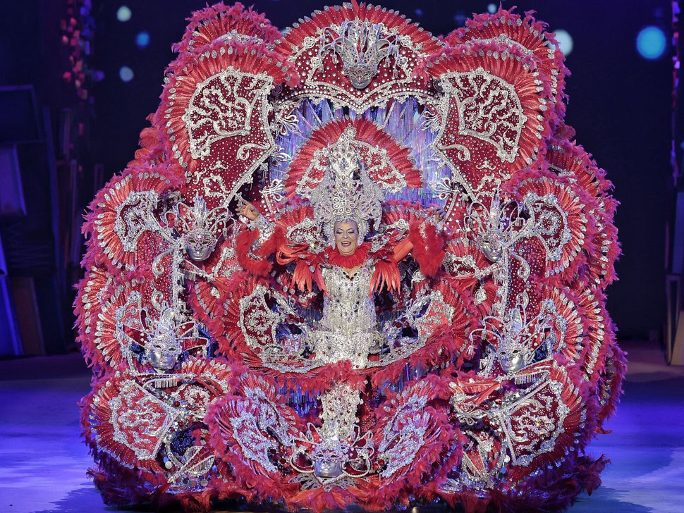 Exhibición del la fantasía 'Por amor' de la 2º Dama de Honor de la Reina de los Mayores del Carnaval de S/C de Tenerife 2025 - Centro Comercial Punta Larga