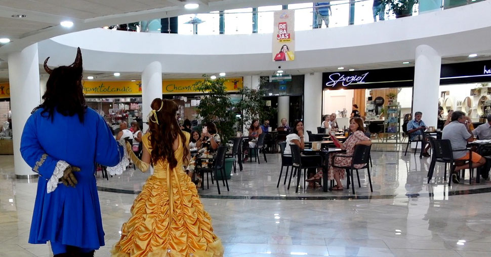 Galería de fotos: Bella y Bestia paseando por el Centro Comercial Punta Larga