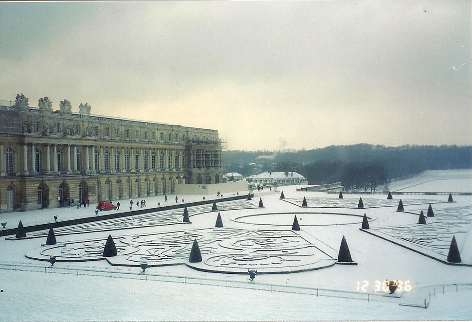 写真：雪のベルサイユ宮殿