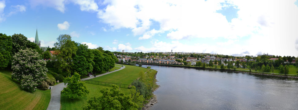 Blick von der Elgeseter bru auf Trondheim mit Nidaros Dom