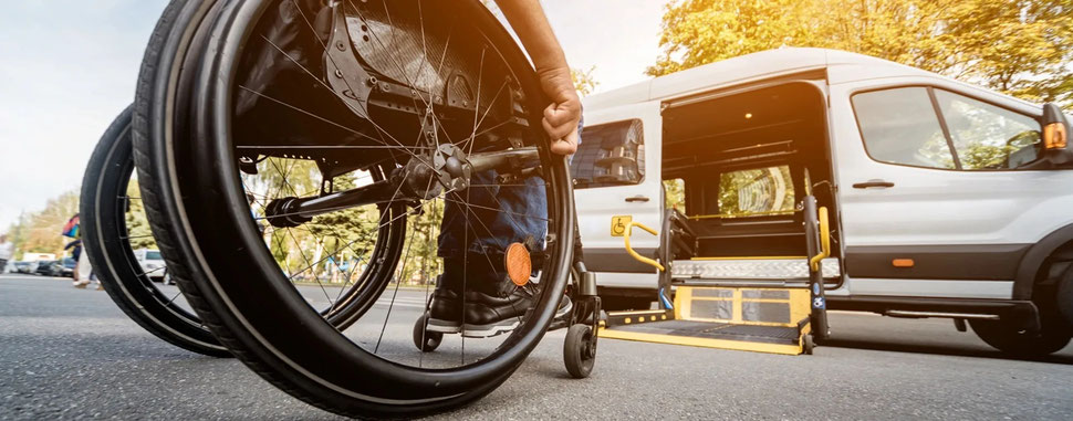 Vue d'un fauteuil roulant avec un Renault Master équipé d'une plateforme latérale