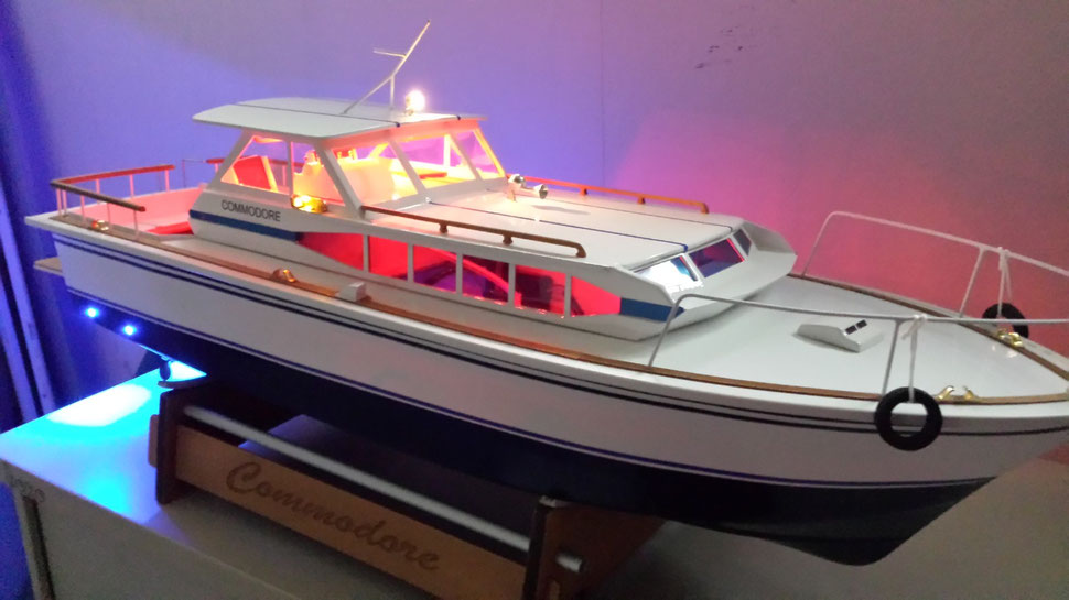 Die fertig aufgebaute Commodore von GRAUPNER aus den 80zigern....