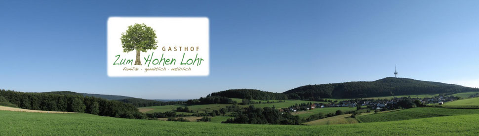 Battenhausen mit dem Gasthof "Zum Hohen Lohr" im Hintergrund der Berg "Hohes Lohr" eingebettet in den Naturpark Kellerwald-Edersee in der nordhessischen Grimmheimat