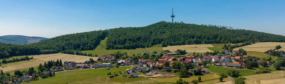 Battenhausen mit dem Gasthof "Zum Hohen Lohr" im Hintergrund der Berg "Hohes Lohr" eingebettet in den Naturpark Kellerwald-Edersee in der nordhessischen Grimmheimat
