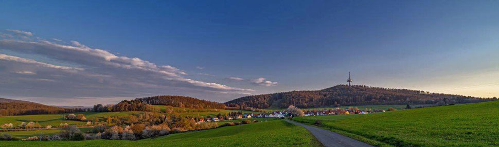 Battenhausen mit dem Gasthof "Zum Hohen Lohr" im Hintergrund der Berg "Hohes Lohr" eingebettet in den Naturpark Kellerwald-Edersee in der nordhessischen Grimmheimat