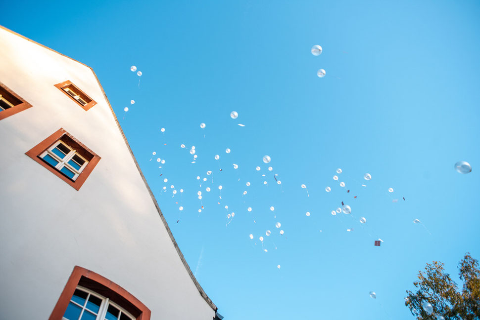Luftballons fliegen am Hochzeitstag in die Luft – Hochzeitsspiel, das überdacht wird