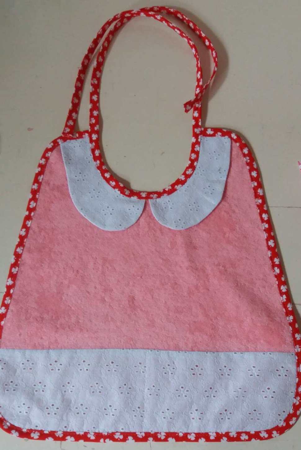 Bavoirs personnalisé col claudine micro éponge et  tissu broderie anglaise recyclées, fait par l'atelier Khemara Style
