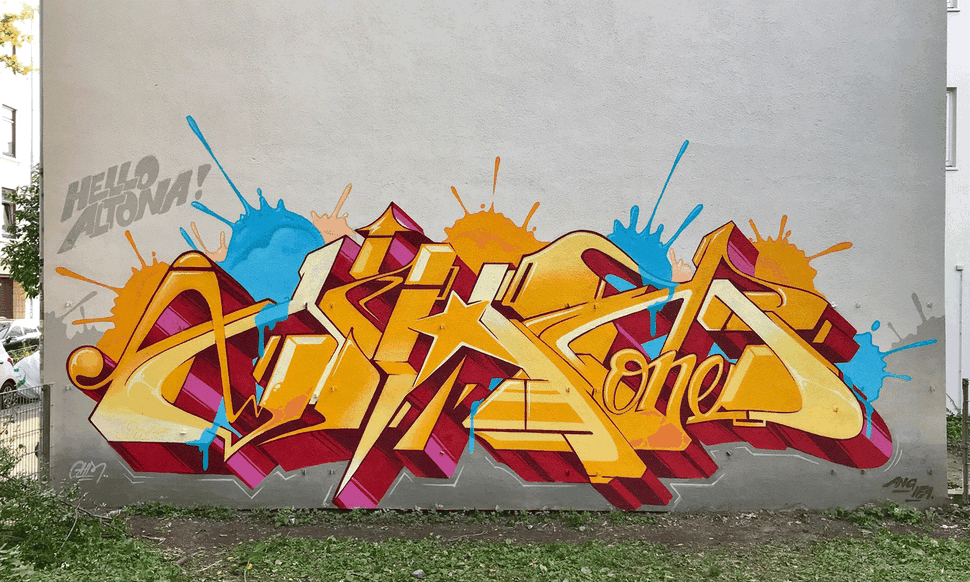 Auf einer Fassade steht Hello Altona, darunter ist eine gelbes Graffiti. Es steht in großen gelben Buchstaben der Name Ohm One. Im Hintergrund sind bunte Farb Splashes zu sehen.