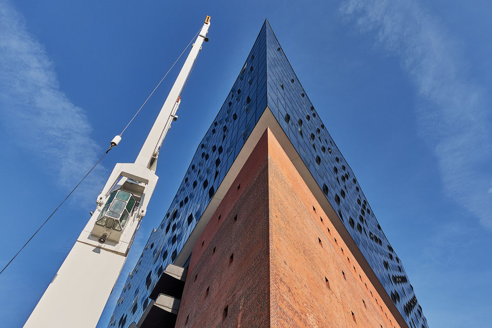 The image shows the photograph of a snippet of the Elbphilharmony building in Hamburg (Germany).