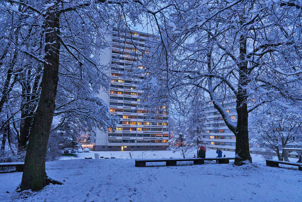 The image shows a photograph of a winter scene in the neighborhood Tscharnergut, which is in the west of Bern.