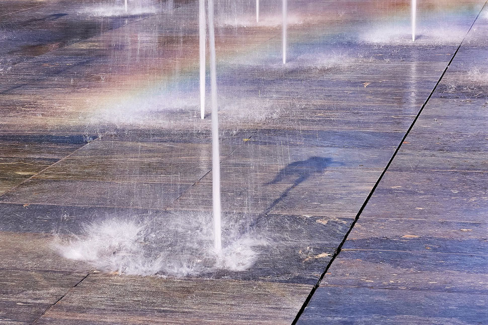 The image shows the photograph of some of the water fountains installed on the Federal Palace in Bern (Switzerland).