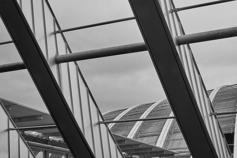 The image shows a black and white photograph of a snippet of the roof construction of the Zentrum Paul Klee in Bern.