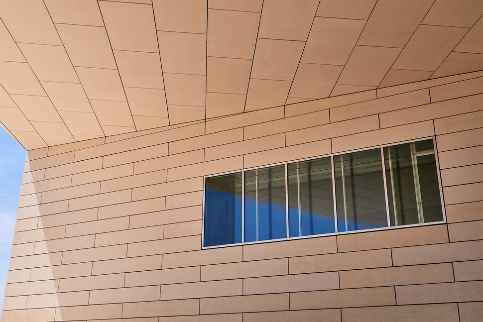 The image shows the photograph of a part of the MÉCA building in Bordeaux (France).