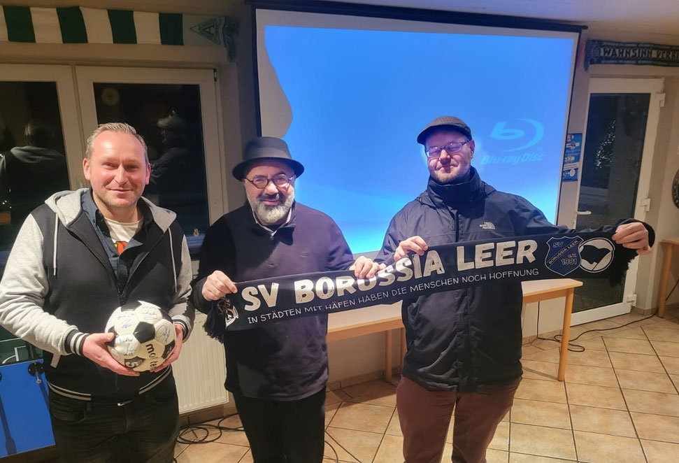 Borussias 2. Vorsitzender Mario Rauch (links) freut sich schon darauf, Filmemacher Farschid Zahedi (Mitte) und Jan Krieger (Leiter des Regionalbüros der mobilen Beratungsstelle gegen Rechtsextremismus) in Leer begrüßen zu können. 