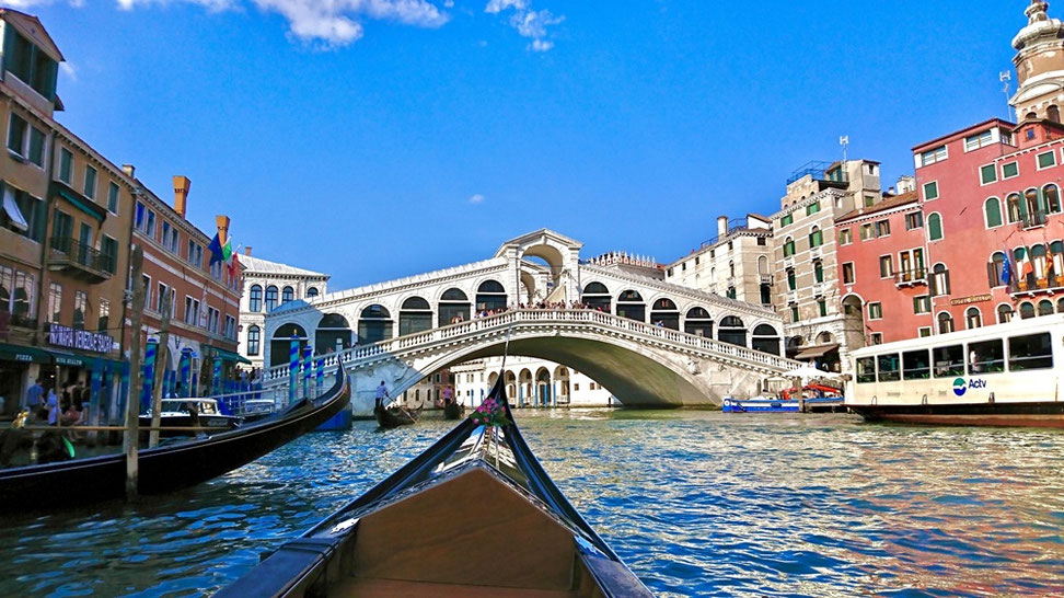 ベネチアの運河を観光