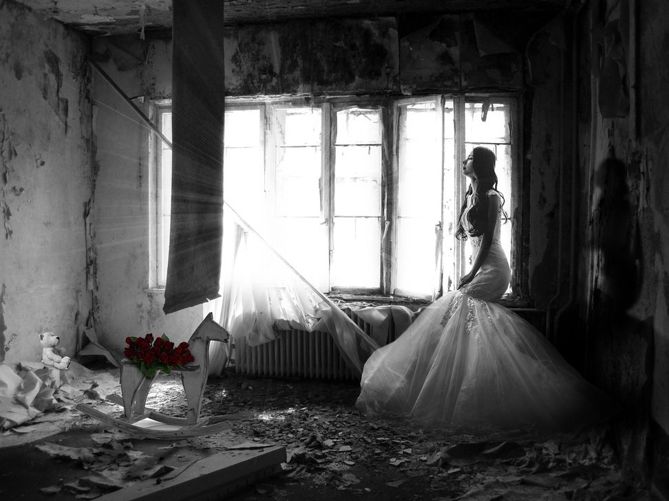 Braut traurig / Hochzeitskleid / schwarz weiß