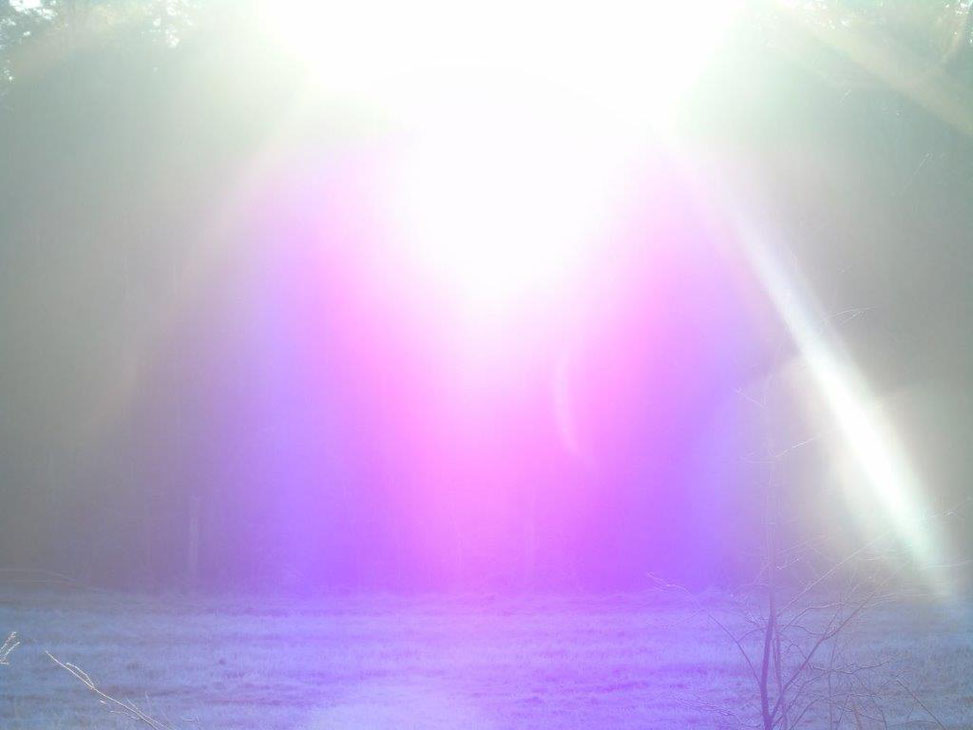 Quelle: www.lichtwesenfotografie.com☼☼☼ ☼☼☼ ☼☼☼ Ein mächtiges Lichtwesen verankert das göttliche Licht auf der Erde am 28.02.2022