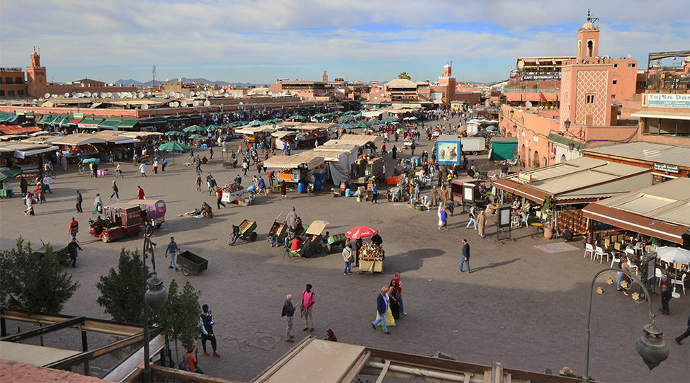 Djemaa el Fna mit Blickrichtung Nord, von der Terrasse des Cafe Glacier aus gesehen.