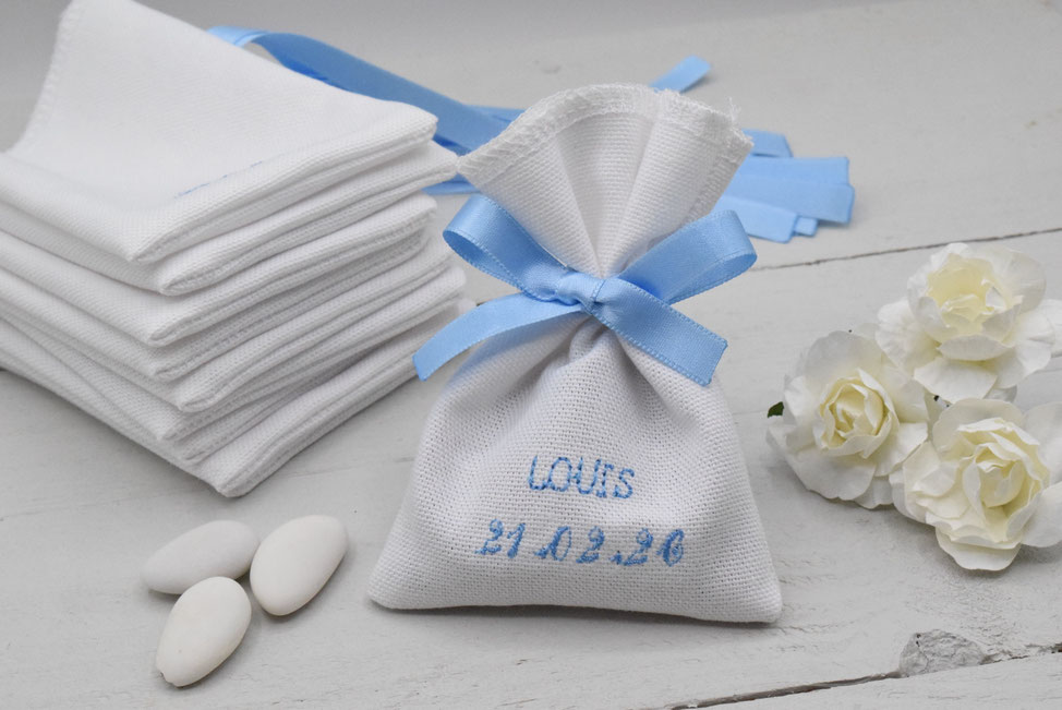 Ballotins de dragées en coton blanc – Broderie bleu ciel  Baptême, communion garçon